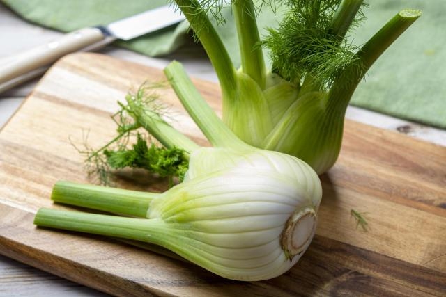 What does fennel taste like and how do you cook with it?
